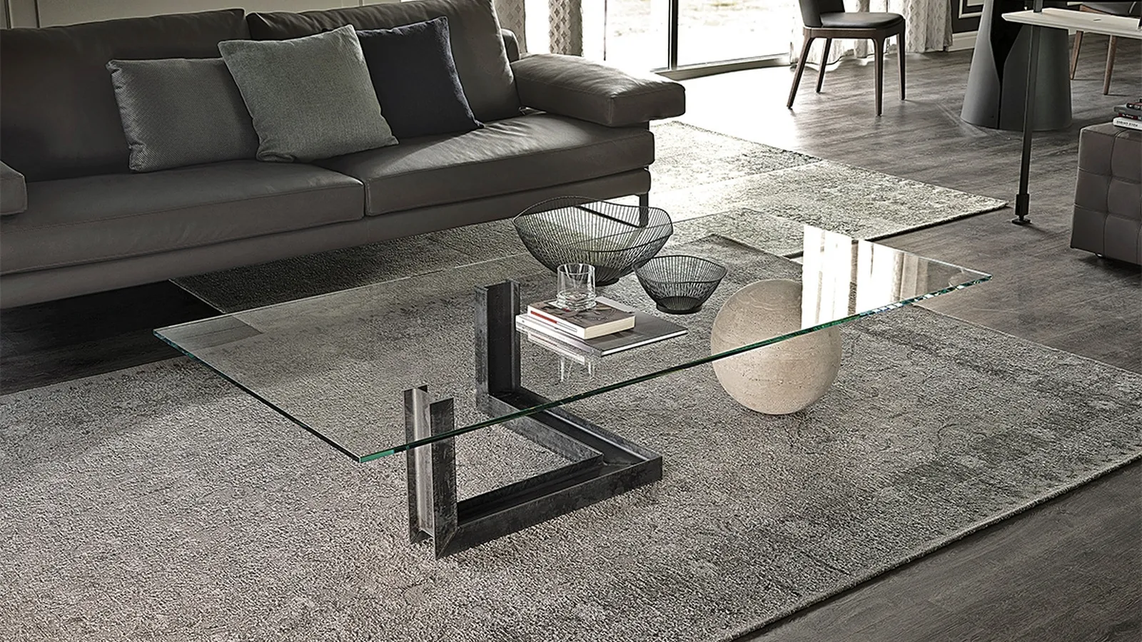 Tavolino in vetro con base in acciaio e sfera in travertino Levante di Cattelan Italia