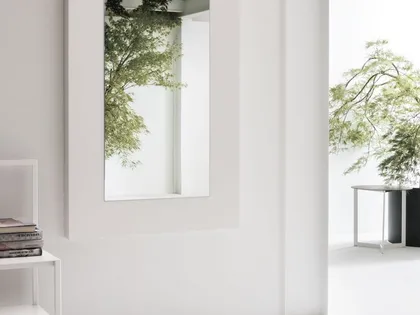 Specchio Dolcevita con cornice in legno laccato poro aperto bianco gesso di Tomasella