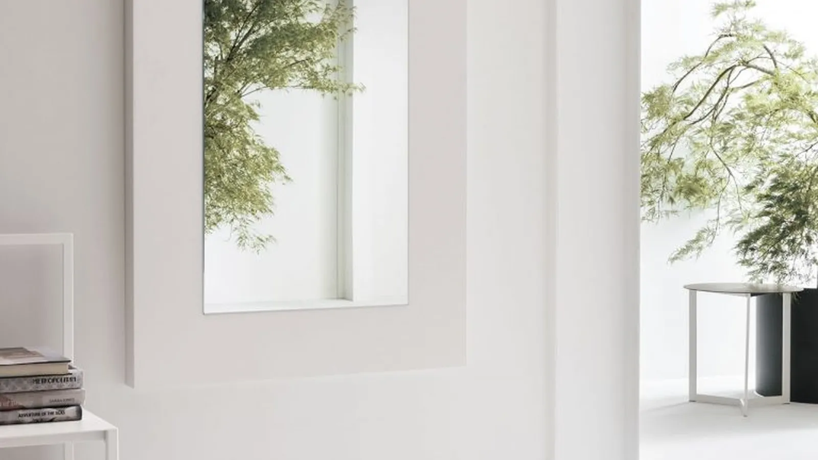 Specchio Dolcevita con cornice in legno laccato poro aperto bianco gesso di Tomasella