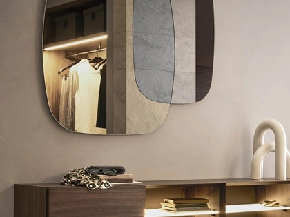 Specchio Oltre formato da tre specchi con finitura argento, fumé e piombo di Pianca