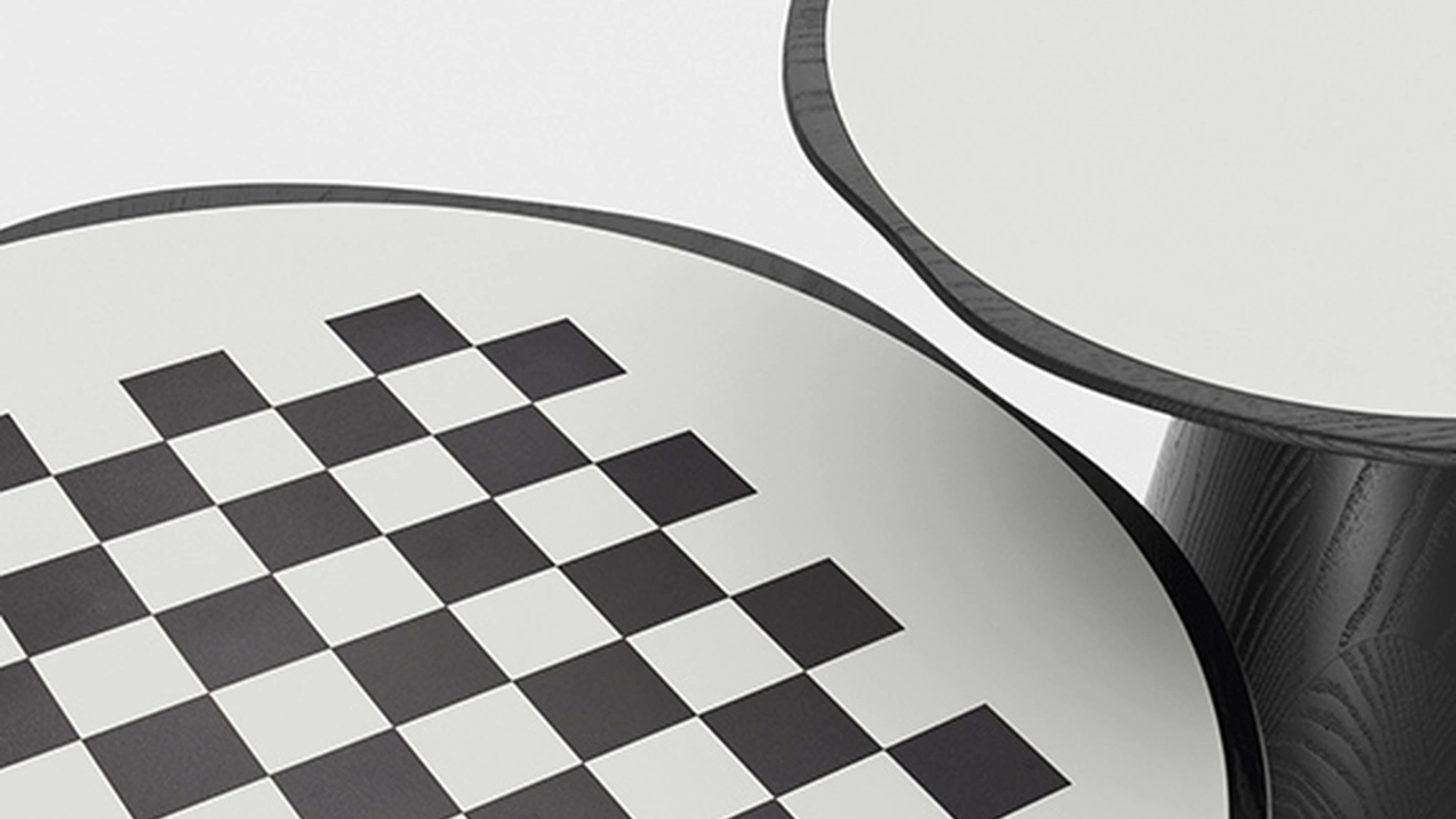 Tavolino Scacco in vetro laccato con base in Frassino Nero di Pianca