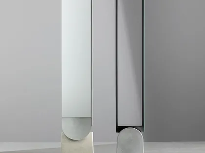 Specchio Vague Mirror con cornice in metallo e base in cemento di Bonaldo