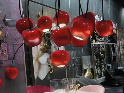 Lampada a sospensione con supporto in metallo e ciliegia in ceramica Cherry di Adriani e Rossi