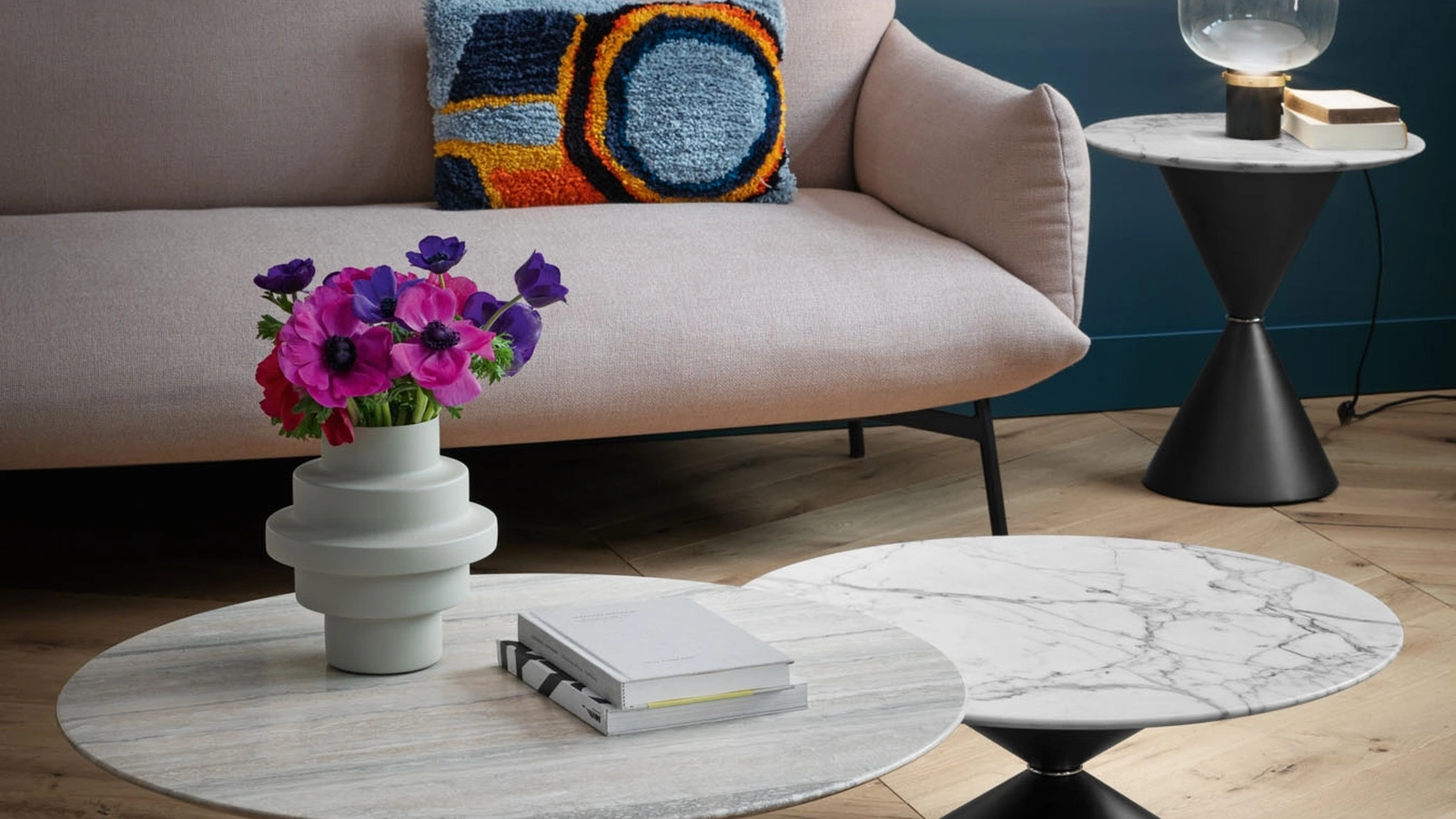 Lampada da tavolo con diffusore in vetro trasparente e satinato e base in metallo finitura Nero e Oro Ghost Tavolo di Midj