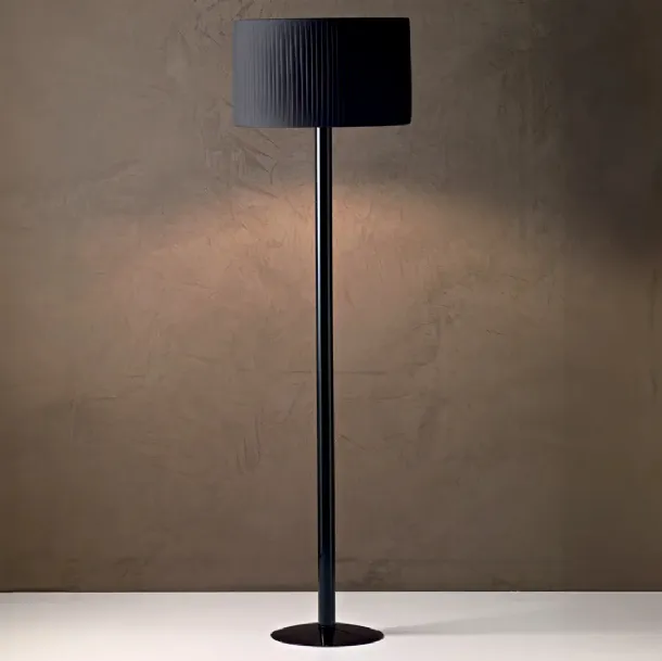 Lampada da terra Matahari con paralume in tessuto e stelo in pirex nero di Le Fablier