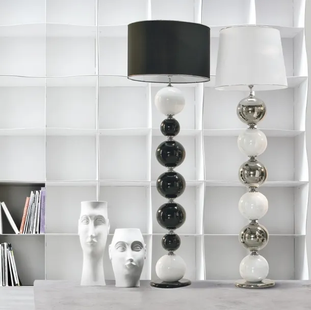 Lampada da terra in tessuto bianco o nero e in ceramica smaltata biancoe platino o nero e platino Pearl Floor di Adriani e Rossi