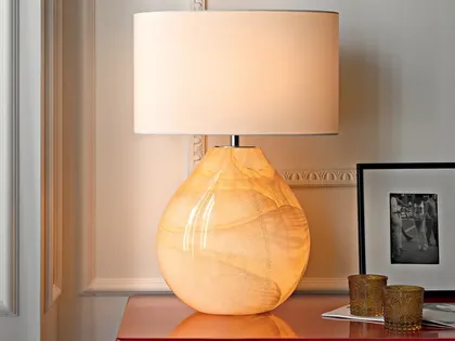 Lampada da tavolo Salomè con vaso in vetro giallo e oro e paralume in tessuto di Le Fablier