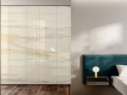 Armadio con ante battenti Flapp in vetro Marble XGlass di Lago