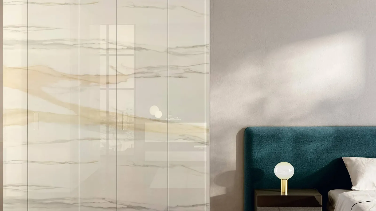 Armadio con ante battenti Flapp in vetro Marble XGlass di Lago