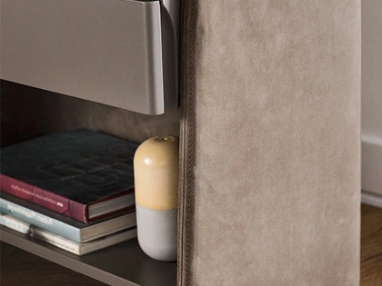 Comodino Chloé in laccato opaco e pelle di Pianca