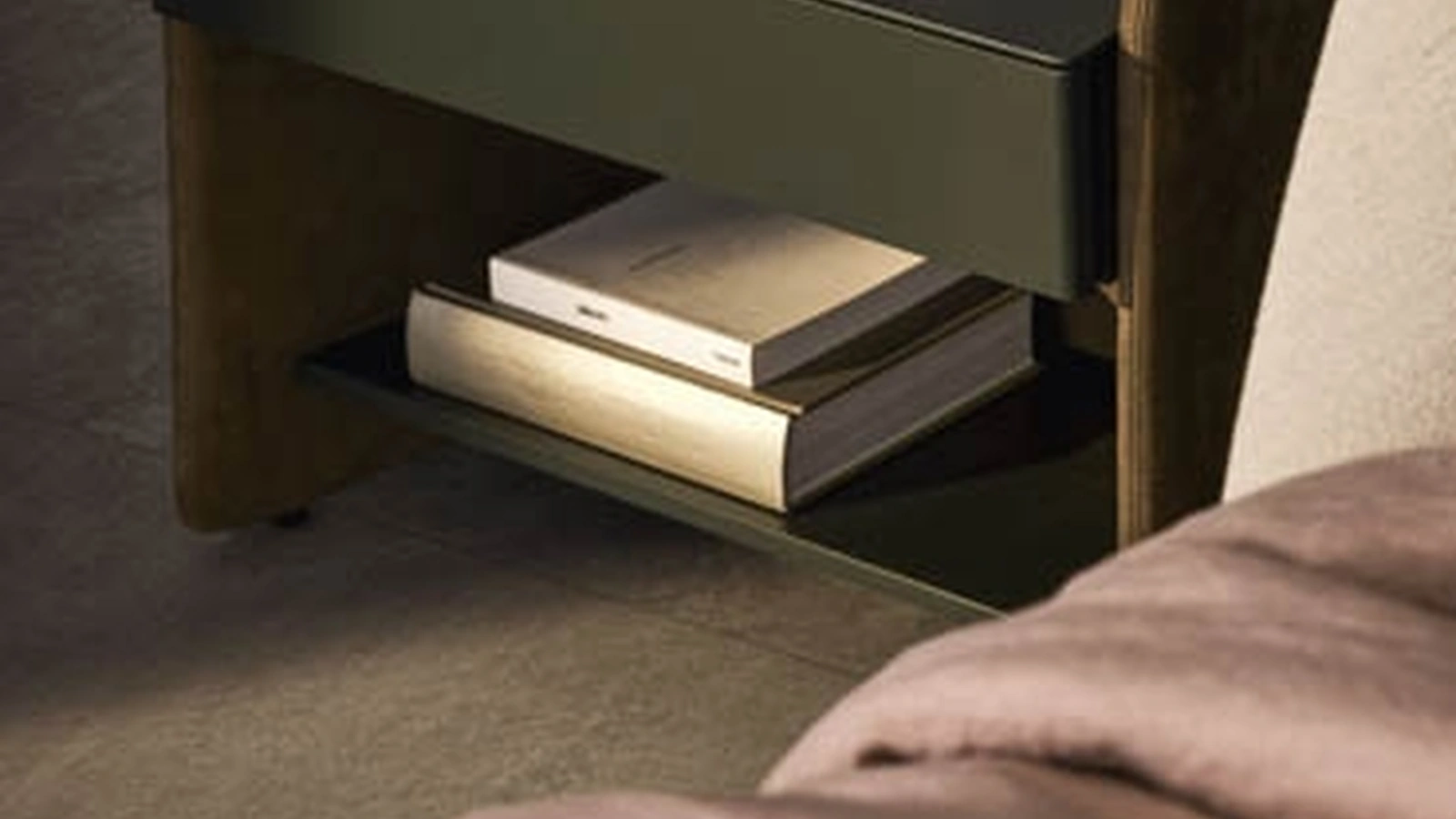 Comodino Chloé in laccato opaco e pelle di Pianca