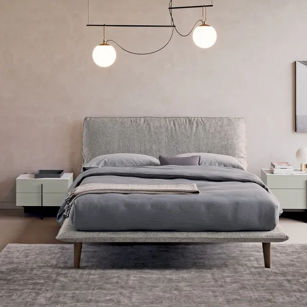 Comodino dal design minimal in laccato opaco con basamento in metallo Katana di Dall'Agnese