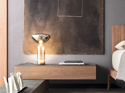 Comodino angolare a 3 cassetti in legno con piano in pietra Spazio di Pianca