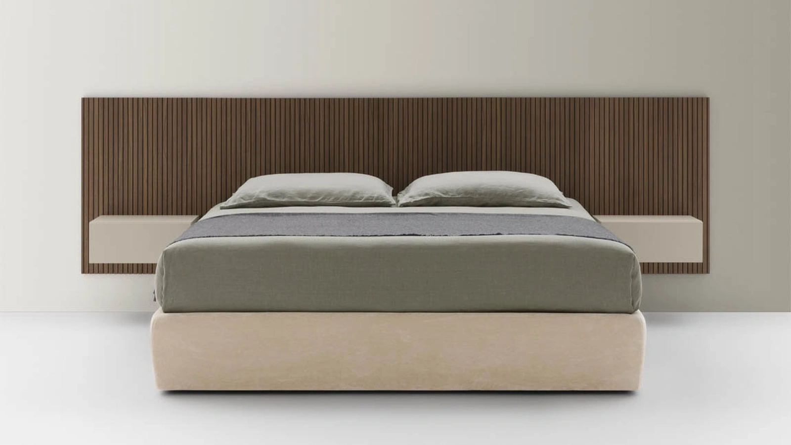 Letto Sommier in tessuto con Boiserie Cannettata in legno di Pianca