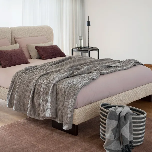 Letto in tessuto imbottito con testiera trapuntata Kilian di Calligaris