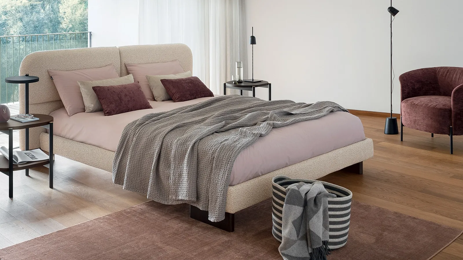 Letto in tessuto imbottito con testiera trapuntata Kilian di Calligaris