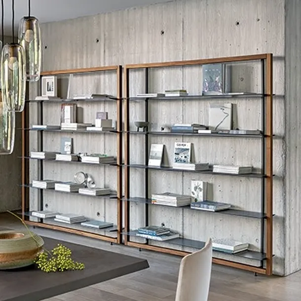 Libreria a muro Alix in legno con ripiani in metallo di Bonaldo