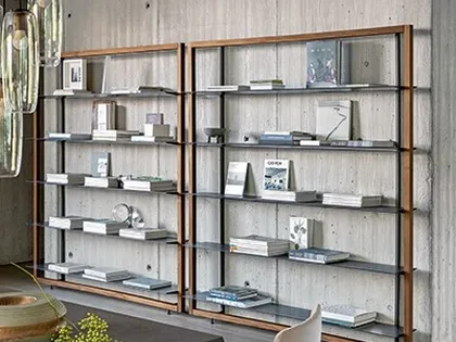 Libreria a muro Alix in legno con ripiani in metallo di Bonaldo