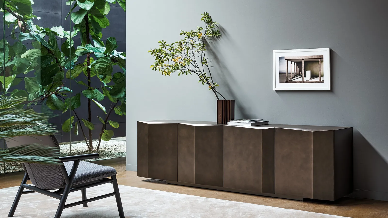 Madia in legno pantografato bronzo spazzolato Bernois di Bonaldo