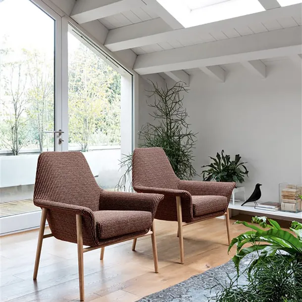 Poltroncina Dafne in tessuto con basamento in legno di Dall'Agnese