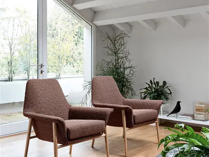 Poltroncina Dafne in tessuto con basamento in legno di Dall'Agnese