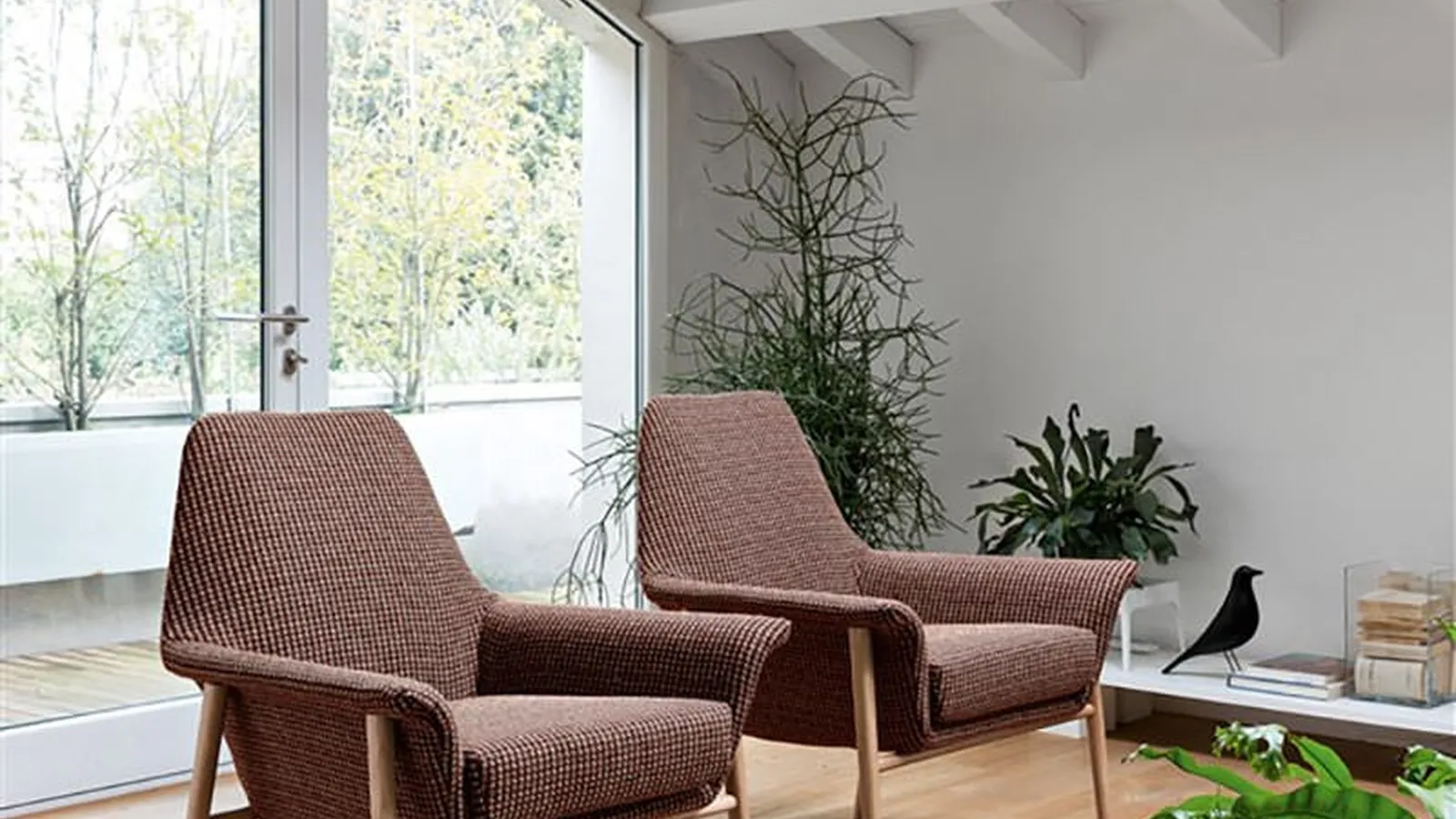 Poltroncina Dafne in tessuto con basamento in legno di Dall'Agnese