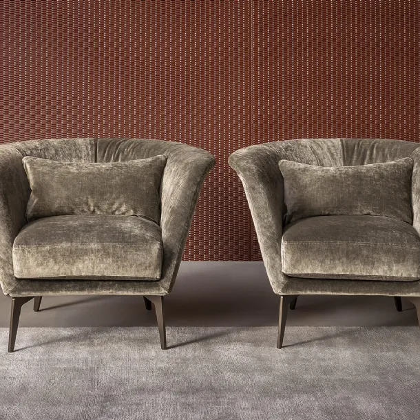 Poltroncina Lovy in velluto con piedi in metallo di Bonaldo