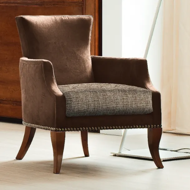 Poltroncina Apollo in tessuto imbottito con piedi in legno di Le Fablier