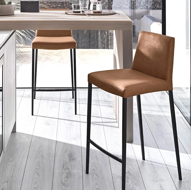 Sgabello Aida in pelle di Calligaris