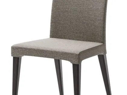 Sedia Anna in tessuto imbottito con struttura in legno di Veneta Cucine