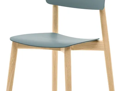 Sedia Astrid in polipropilene con struttura in legno di Veneta Cucine