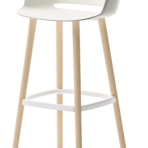 Sgabello Babila in tecnopolimero con struttura in legno di Veneta Cucine