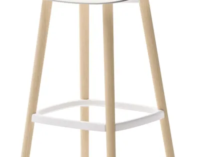 Sgabello Babila in tecnopolimero con struttura in legno di Veneta Cucine
