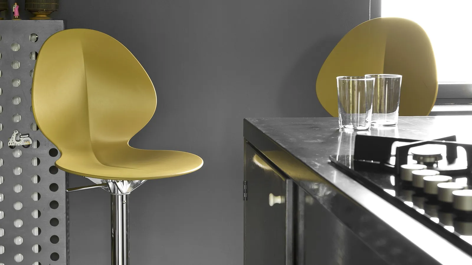 Sgabello in polipropilene con seduta a forma di foglia e struttura in metallo Basil di Calligaris