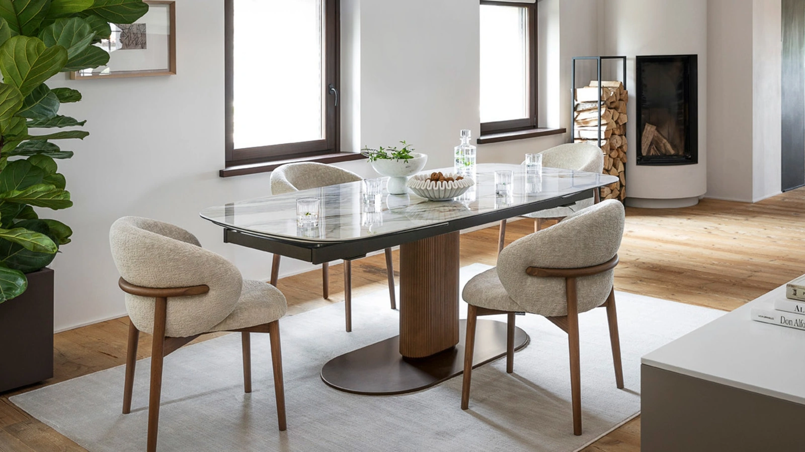 Sedia in tessuto con gambe in legno Oleandro di Calligaris