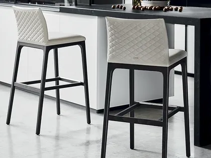 Sgabello in legno con seduta in pelle e schienale trapuntato Arcadia Couture di Cattelan Italia