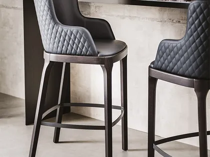 Sgabello in pelle con schienale trapuntato e struttura in legno Magda Couture di Cattelan Italia