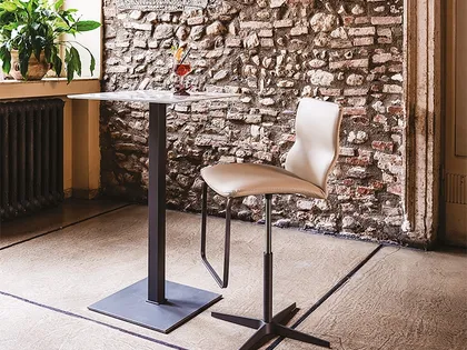 Sgabello in acciaio verniciato con seduta in pelle Victor X di Cattelan Italia