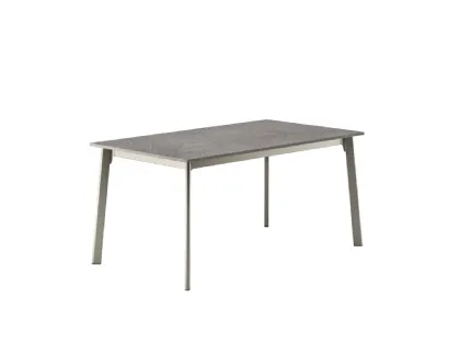 Tavolo Ares con piano in laminato e base in metallo di Veneta Cucine