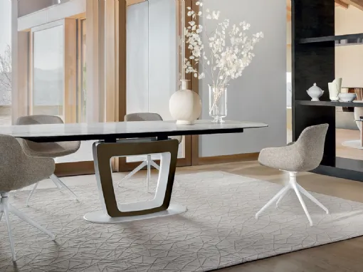 Tavolo Orbital con top in ceramica e base in laccato opaco con piastra in marmo di Calligaris