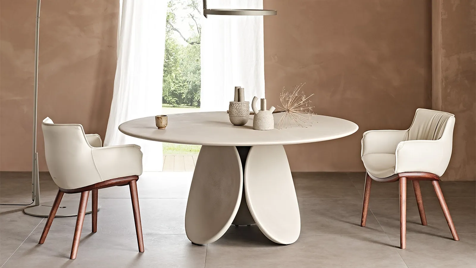 Tavolo rotondo interamente spatolato in argilla Maxime Argile di Cattelan Italia