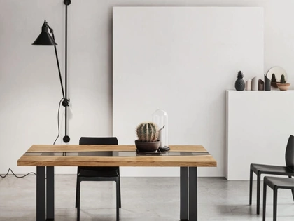 Tavolo Spring in rovere massiccio con insero in resina di Maronese