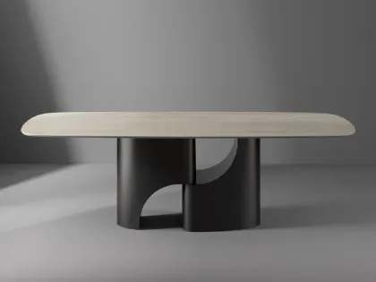 Tavolo Taijitu con piano in marmo e base in metallo di Bonaldo