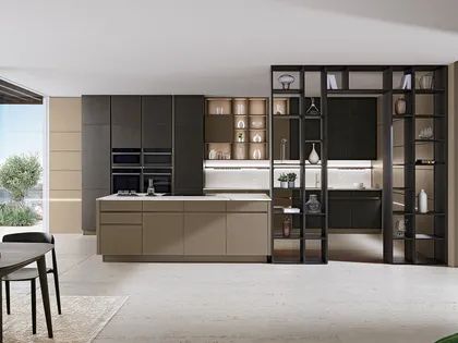Cucina Moderna con isola Iconica 01 in Vetro Cappuccino liscio e cannettato, basi colonne e pensili in Frassino scuro di Veneta Cucine