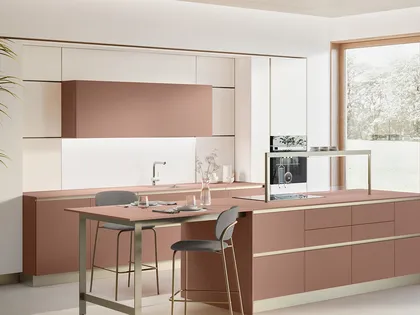 Cucina Moderna con isola Oyster 06 in laccato Rosso Etrusco e Beige Grain Dek di Veneta Cucine
