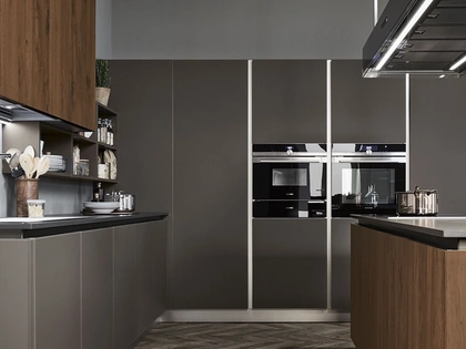 Cucina Moderna Ri-flex 02 con isola in Olmo antico e vetro laccato opaco Marrone Oliva di Veneta Cucine