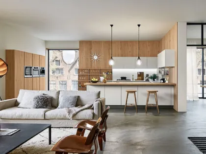 Cucina Moderna con penisola Ri-flex 03 in Vetro e Rovere di Veneta Cucine