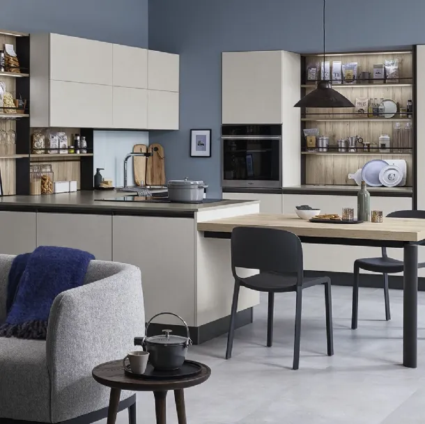 Cucina Moderna Start-Time Presa 05 con penisola in finitura Graffiato chiaro e Play Rovere medio di Veneta Cucine